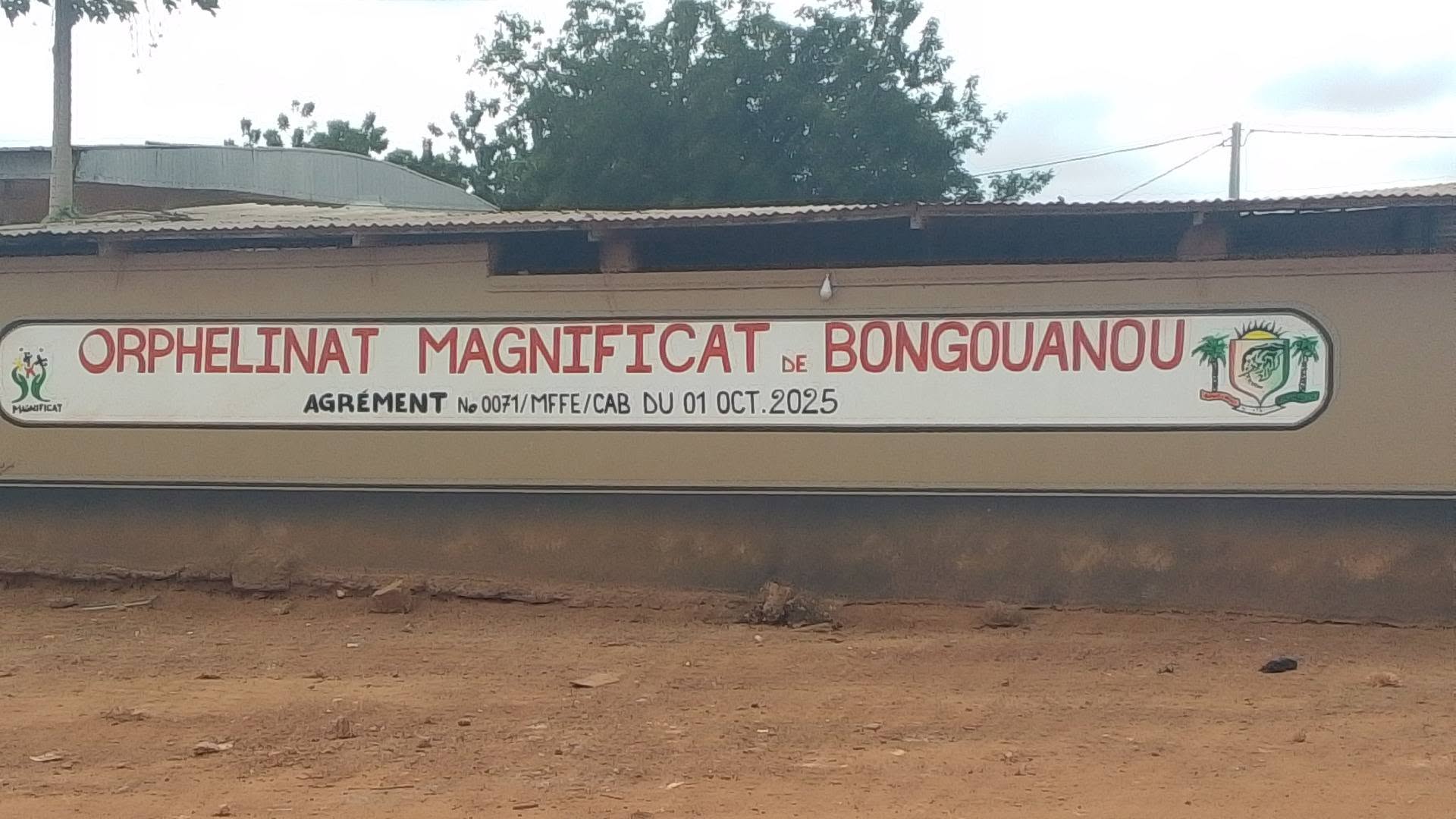 Façade de l'orphelinat Magnificat avec son agrément officiel