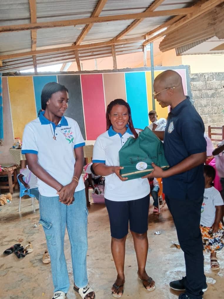 Remise de cartables aux enfants de l'orphelinat pour la rentrée scolaire