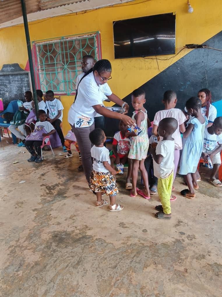 Distribution de médicaments aux enfants lors de la campagne de santé